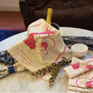 torchon motif rose avec seau à Champagne