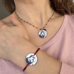 médaille et collier