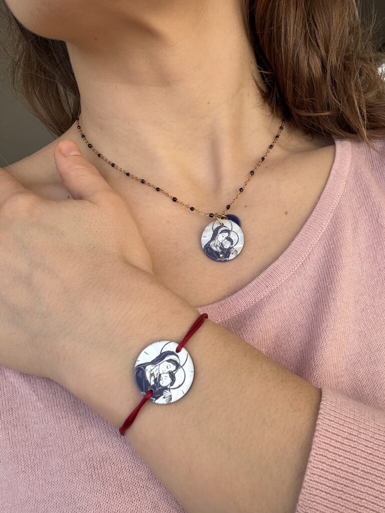 médaille et collier